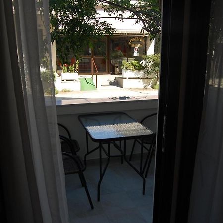 Giorgos Apartments Square เนอาวรัสนา ภายนอก รูปภาพ